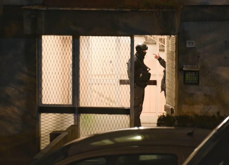 АКЦИЈА МУП НА КАНАРЕВОМ БРДУ: Специјалци наоружани дугим цевима тражили осумњиченог за убиство адвоката Зрелеца, приведено неколико особа